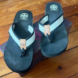 Tory Burch Frankie Wedge Flipflop - Black / White